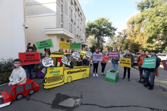 Под МВД устроили перформанс с &quot;Аваковым в автобусе&quot;