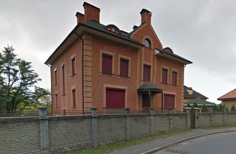 Азарову не дали продать дом в центре Киева