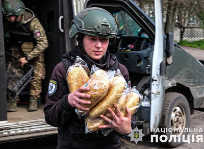 Подружжя &quot;Білих Янголів&quot; забезпечило хлібом мешканців прифронтового села у Краматорському районі