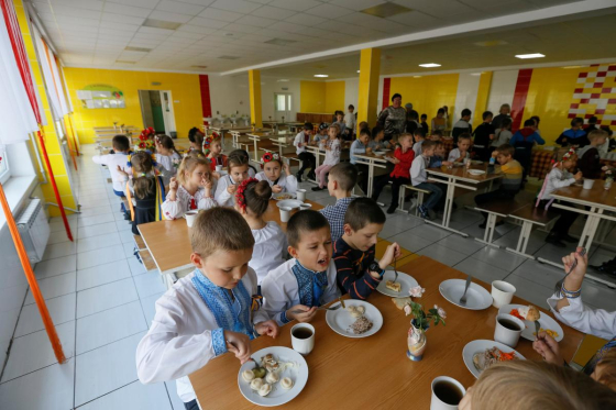 Уряд виділив 2,6 мільярда на харчування учнів початкових класів. Програму розширять