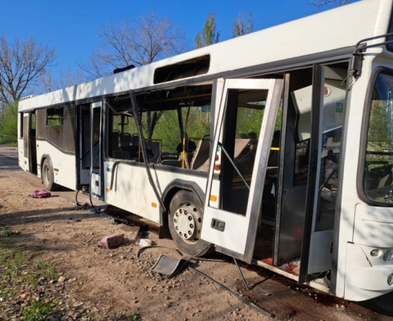 РФ атакувала дроном автобус з працівниками у Марганці: багато жертв і поранених