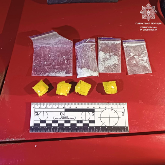 Патрульні зупинили водія, який возив з собою, ймовірно, наркотичні речовини