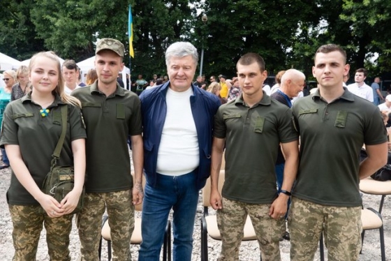 В 7-ю годовщину освобождения ряда городов Донбасса Порошенко посетил Карловку: Наши воины остановили Путина и сохранили Украину