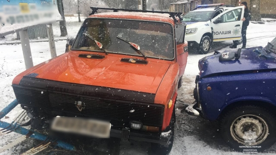 В Славянске водитель авто ВАЗ не справился с управлением и совершил наезд на припаркованное авто