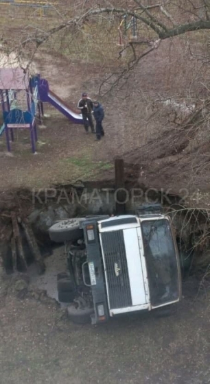 На территории одной из школ Краматорска грузовик провалился под землю
