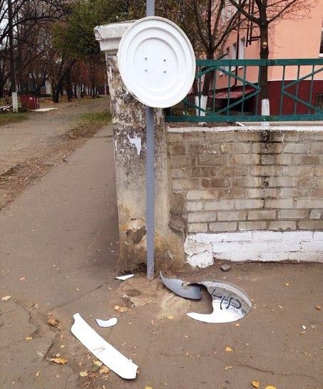В Краматорске вандалы уничтожили зеркало широкого обзора для водителей