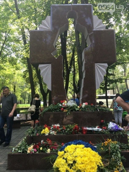 В Кривом Роге открыли памятник героям АТО