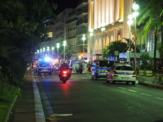 Во Франции снова теракт: десятки погибли и ранены, виновный застрелен полицией ( фото, видео 18+ )