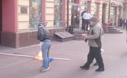 В Москве неизвестные в масках сожгли флаг Украины (видео)