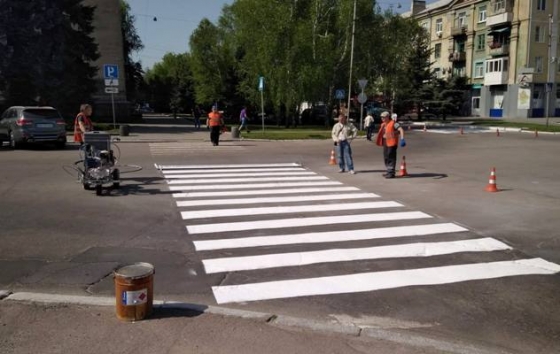 На дорогах Краматорска восстанавливают разметку