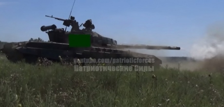 Боевики тренируются на танках 
