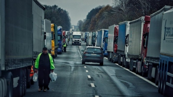 На польсько-українському кордоні водій мікроавтобуса скоїв наїзд на трьох українців