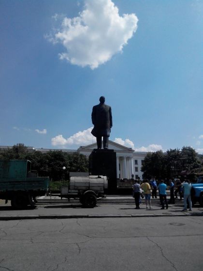 В Краматорске провалилась вторая попытка снять памятник Ленину
