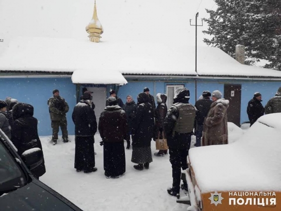 На Донбассе первая община перешла в ПЦУ - храм охраняет полиция
