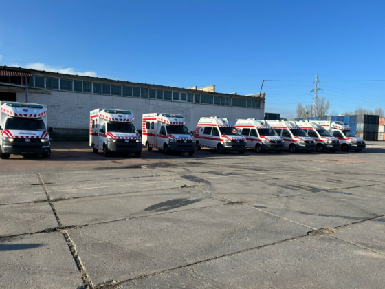 Медзаклади прифронтових областей отримали автівки швидкої допомоги