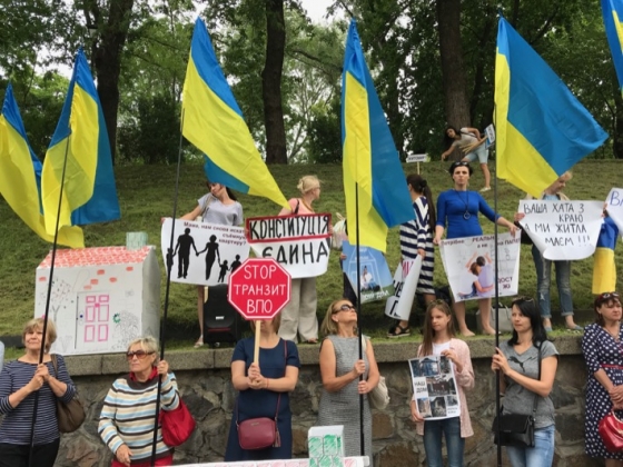 &quot;STOP транзит ВПЛ&quot;. Переселенцы пикетируют Кабмин 