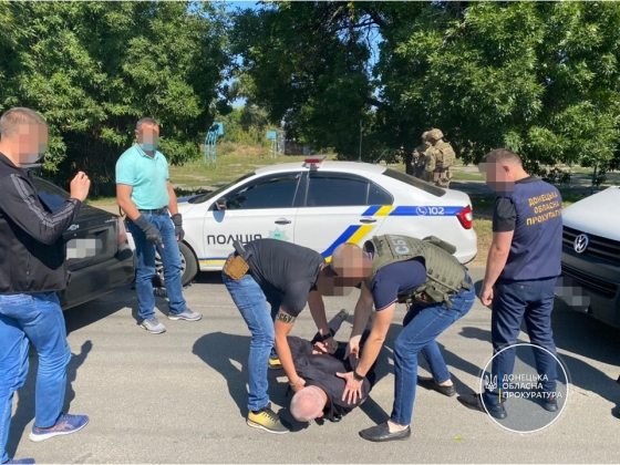 Двух патрульных задержали в Донецкой области на получении взятки 