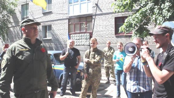 В Славянске активиста с зеленкой забрали в участок для дачи пояснений
