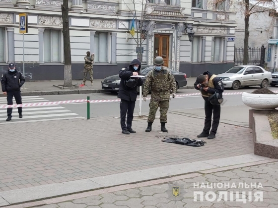 В Харькове возле Дворца культуры обнаружили подозрительную черную сумку: взорвали на месте