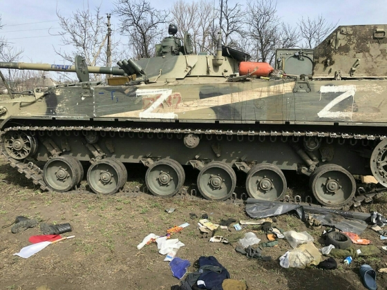Украинские воины на Донбассе отразили 12 атак врага. Уничтожено 10 танков, 5 артсистем, 15 единиц бронетехники и 2 вертолета, - штаб ООС 