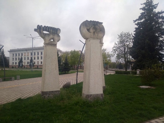 Чому потемніли скульптури на центральній площі Краматорська