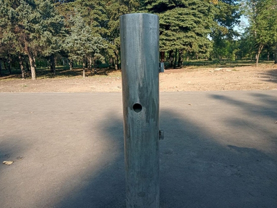 В Краматорске вандалы повредили питьевой фонтанчик у флагштока в парке «Юбилейный»