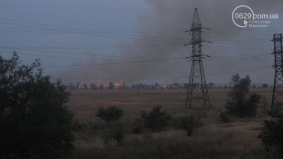 Целый день в Мариуполе горит поле на Восточном за бокпостом 