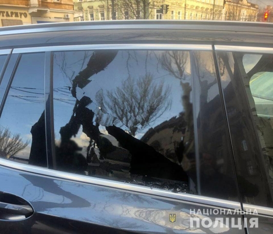 Мариупольскому депутату разбили стекло в автомобиле 