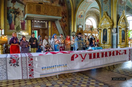 Рушник - оберег Краматорска прошел таинство освящения