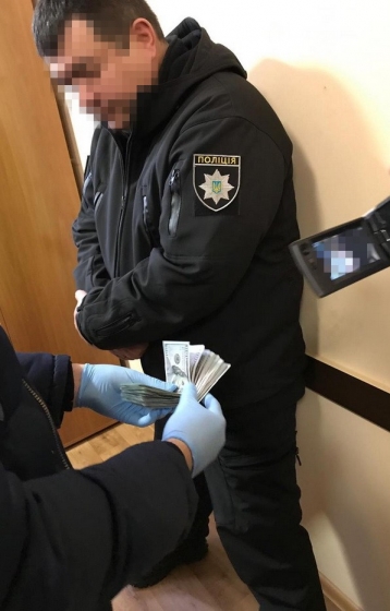 Подполковник одесской полиции задержан на рабочем месте при получении $3800 взятки, - СБУ