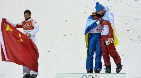 Олимпийцы из Украины и России обнялись под украинским флагом 