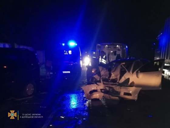 Под Краматорском столкнулись фургон и легковушка: пострадали пять человек 