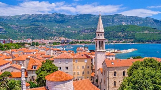 В Черногории начали требовать у туристов ковид-сертификат для доступа в рестораны