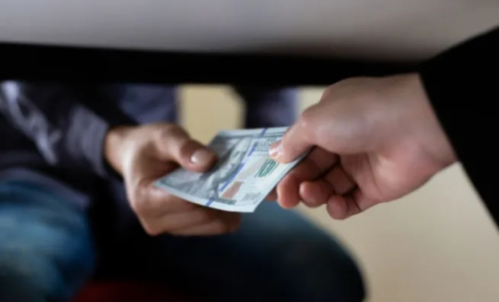 Під Лиманом військовослужбовець хотів дати 1000 доларів хабара поліцейському. Тепер йому винесли вирок