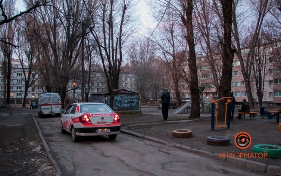 Недалеко от детской площадки в Днепре нашли повешенного мужчину