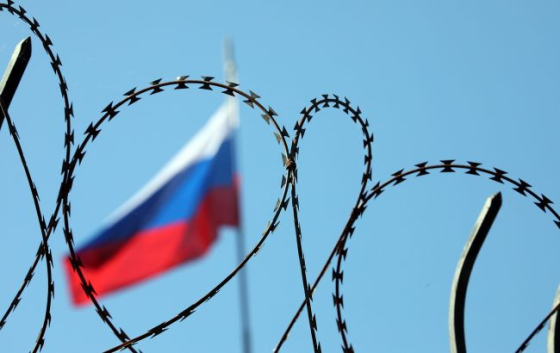 Українці зривають російські прапори, встановлені окупантами до 9 травня у Маріуполі
