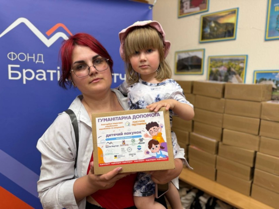 Пакунки підтримки отримали мешканці Донеччини у центрі підтримки ВПО Краматорського району «МиРазом»