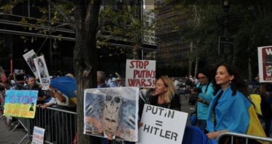 Под зданием ООН протестовали против диктаторского режима Путина (фото)