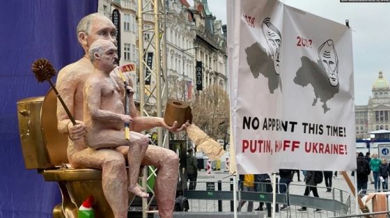 &quot;Руки прочь от Украины&quot;: В Праге провели акцию протеста с &quot;голыми Путиным и Лукашенко&quot;