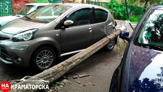 В Краматорске столб упал на автомобиль
