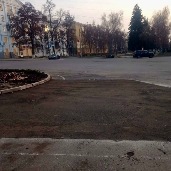 КП «ДРУАС» ліквідували вирву на проїзній частині після вчорашнього обстрілу