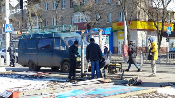 В Краматорске по ул. Дворцовой начали демонтировать рекламные конструкции
