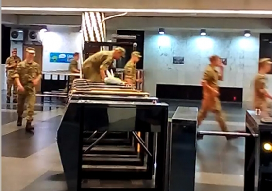 В метро курсанты массово перескакивали через турникеты, чтобы не платить за проезд