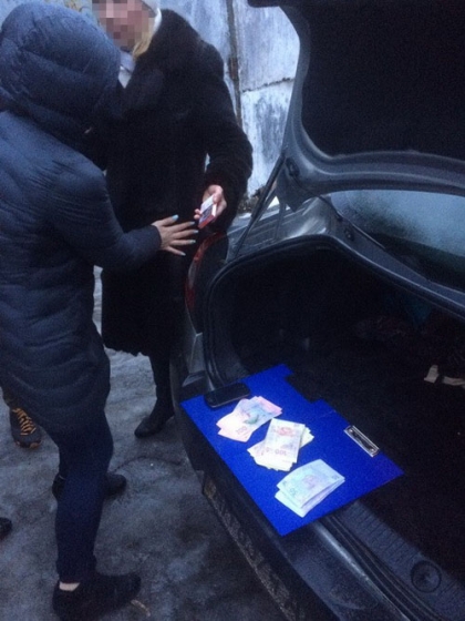 Пойманную на взятке краматорскую чиновницу посадили под домашний арест