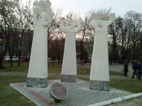 В Краматорске очистили скульптурную композицию &quot;Ворота. Лабиринт&quot;