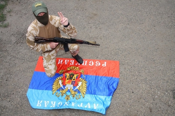 ДРГ боевиков нарвалась на ВСУ под Крымским и бросила флаг &quot;ЛНР&quot;, ставший подстилкой для мерзнущей дворняги 