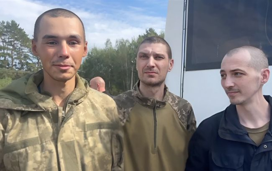 Звільнені з полону &quot;азовці&quot; лише в дорозі дізнались, що їдуть додому (відео)