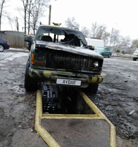 В Харькове на Салтовке неизвестные спалили машины, принадлежащие организациям Сотня Лева и Черная сотня