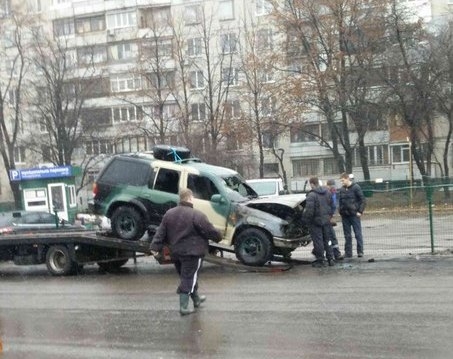 В Харькове на Салтовке неизвестные спалили машины, принадлежащие организациям Сотня Лева и Черная сотня