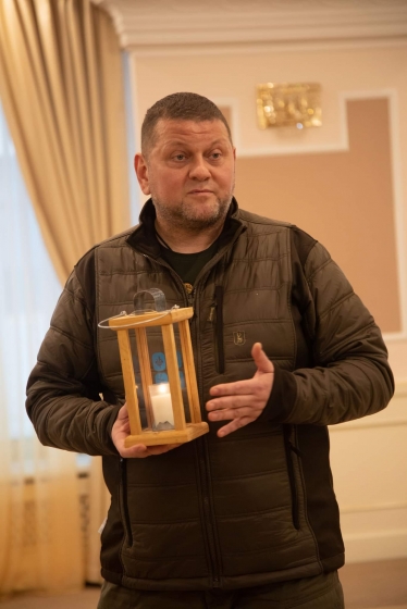 Пластуни передали Залужному Вифлеємський вогонь миру